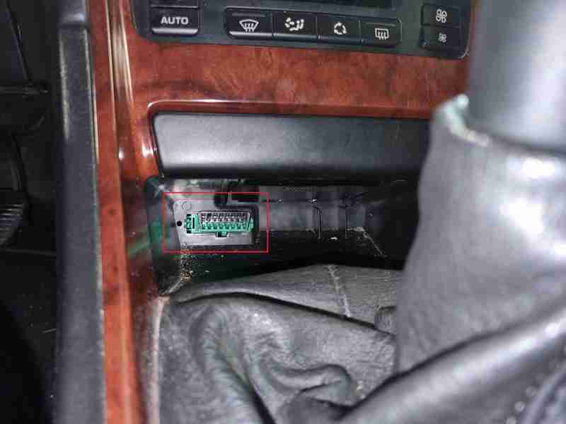 Localisation de la prise de diagnostic OBD2 verte sur une Peugeot 307 HDI