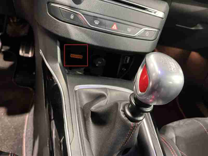 Emplacement de la prise OBD2 sur une console de Peugeot 308 GTi