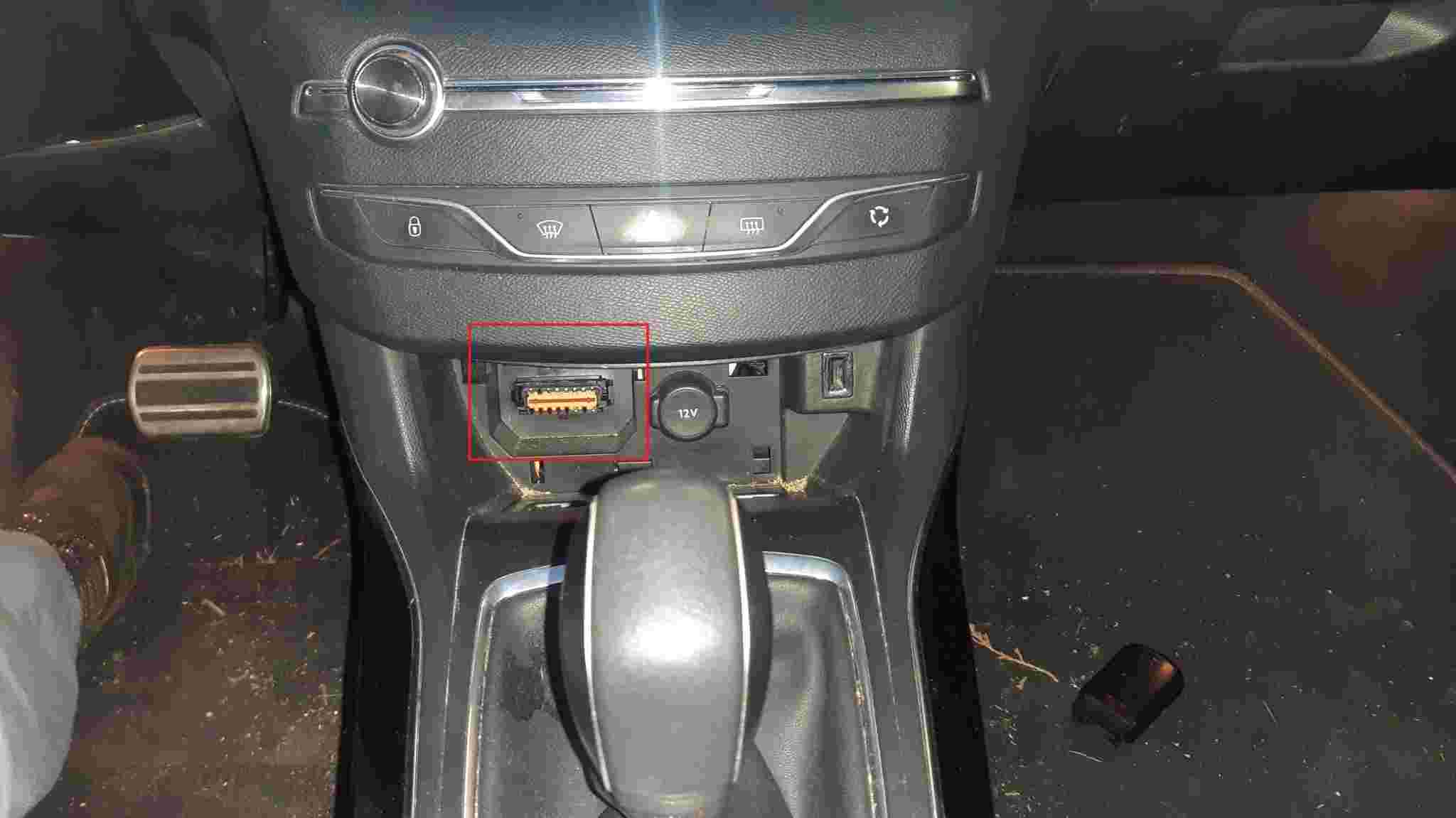 Emplacement de la prise de diagnostic OBD2 sur la console centrale d une Peugeot 308 II