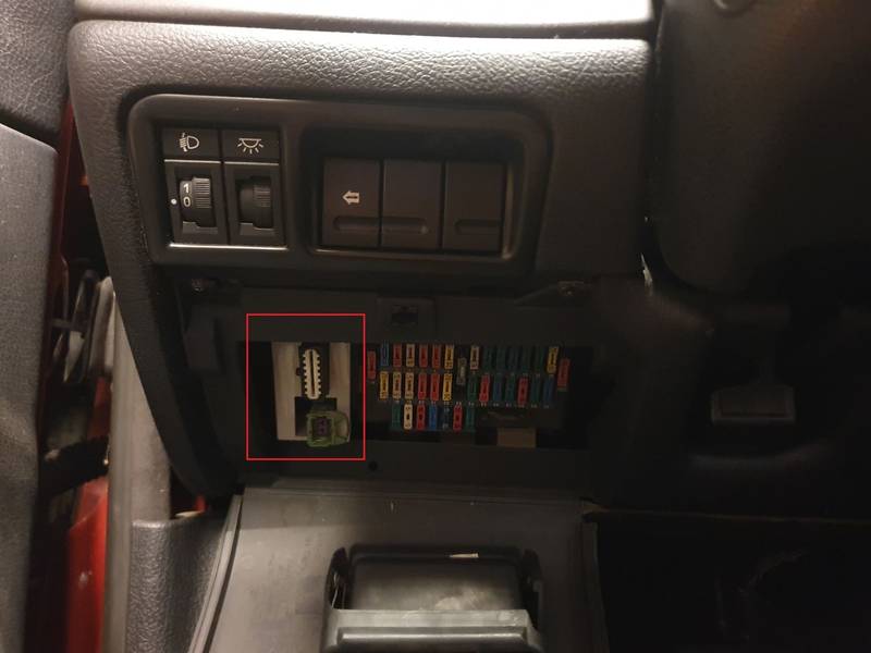 Emplacement de la prise OBD2 encadrée en rouge sur une Peugeot 406 Coupé Phase 1 près des fusibles