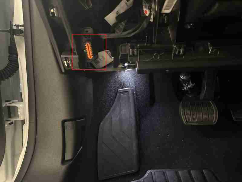 Emplacement de la prise de diagnostic OBD2 orange sur une Peugeot 408