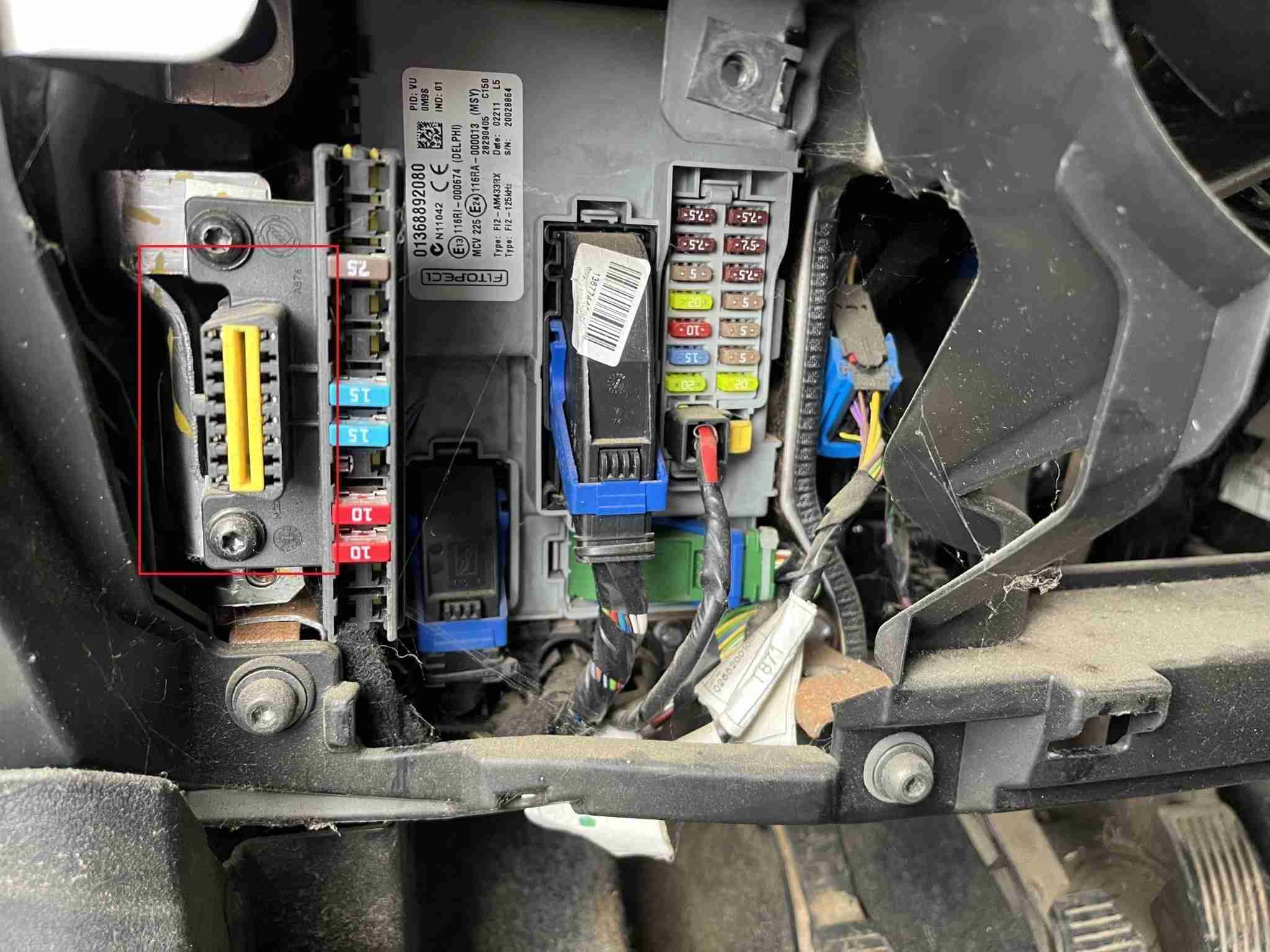 Emplacement de la prise OBD2 encadrée en rouge sur un utilitaire Peugeot Bipper