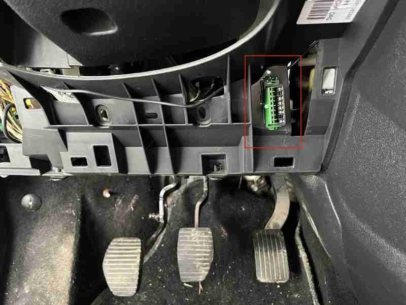 Emplacement de la prise OBD2 verte sur un Peugeot Partner 2 phase 1