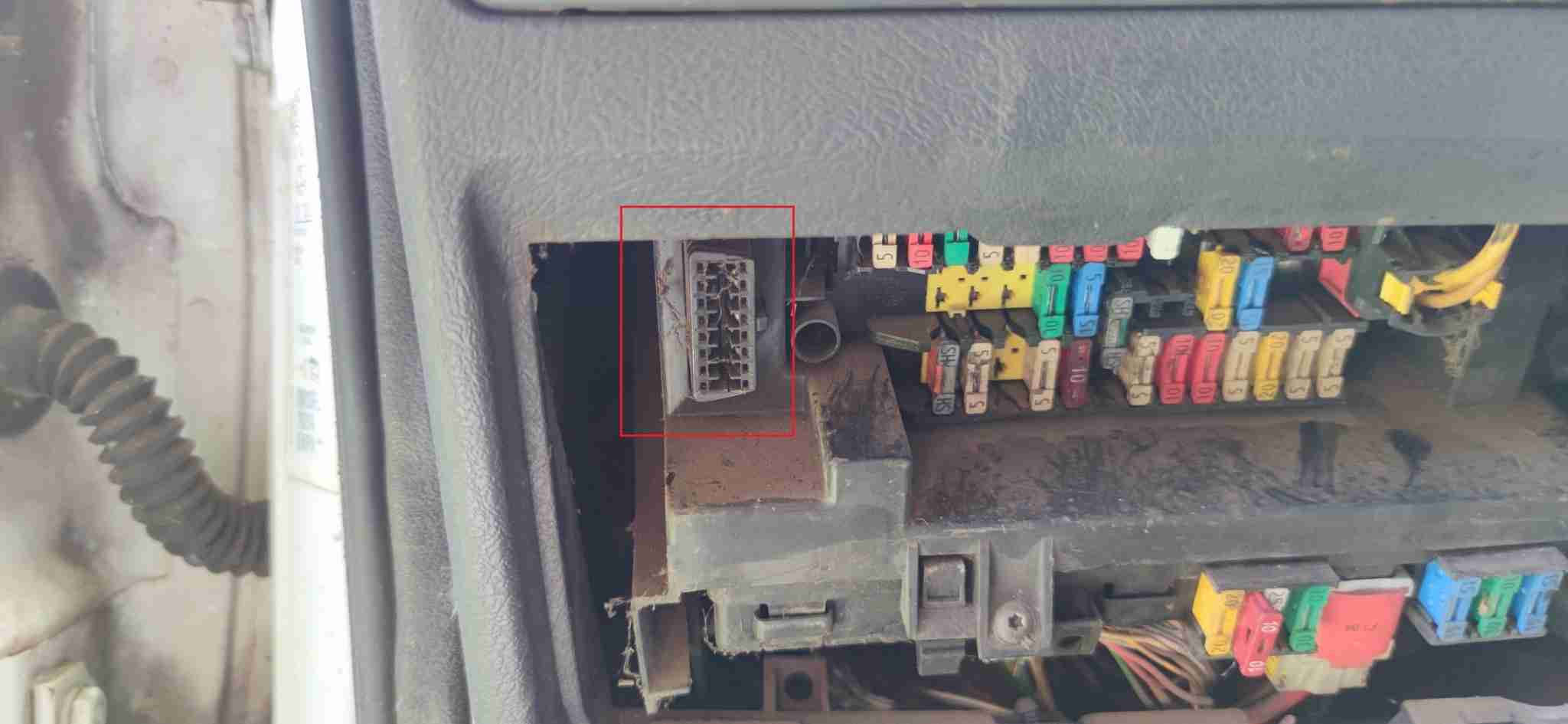 Emplacement de la prise OBD2 d un Peugeot Partner a cote de la boite a fusibles