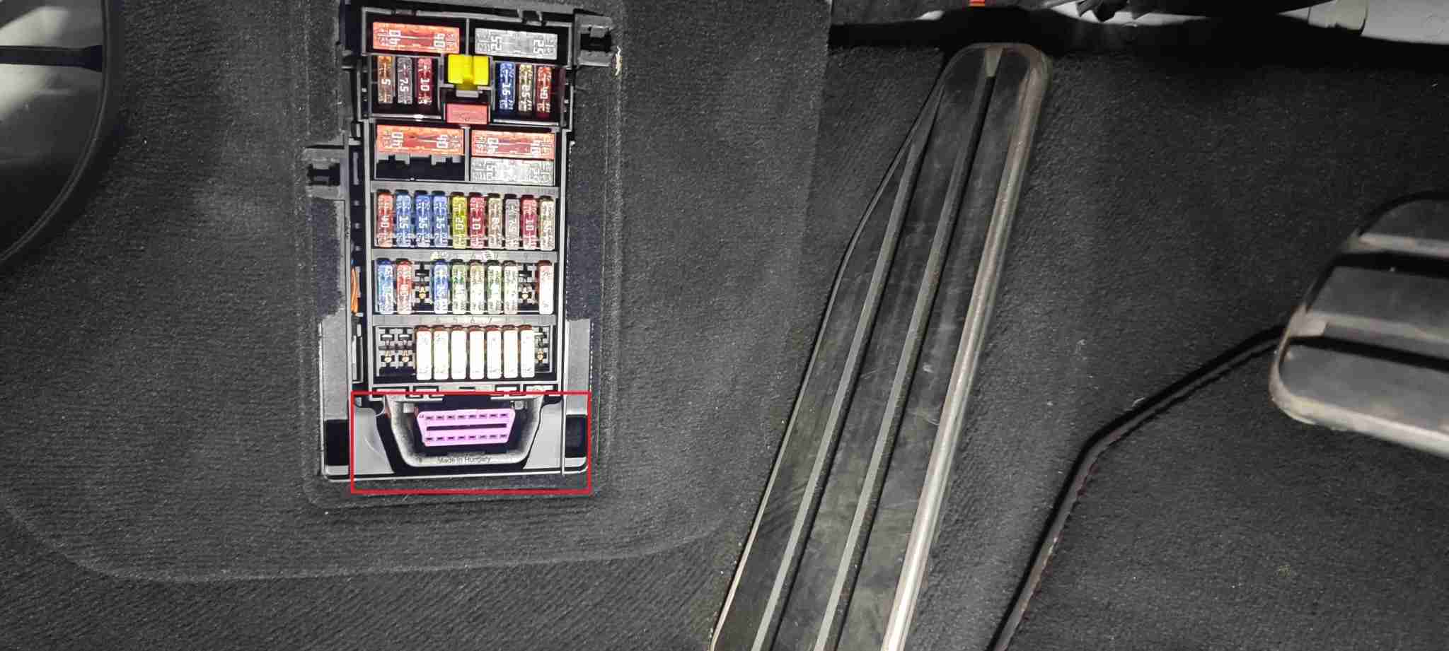 Emplacement de la prise OBD2 rose dans la boîte à fusibles d'une Porsche Boxster GTS 981