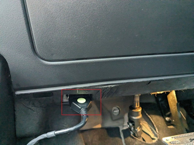 Localisation et branchement du connecteur sur la prise OBD2 d'un Range Rover Evoque