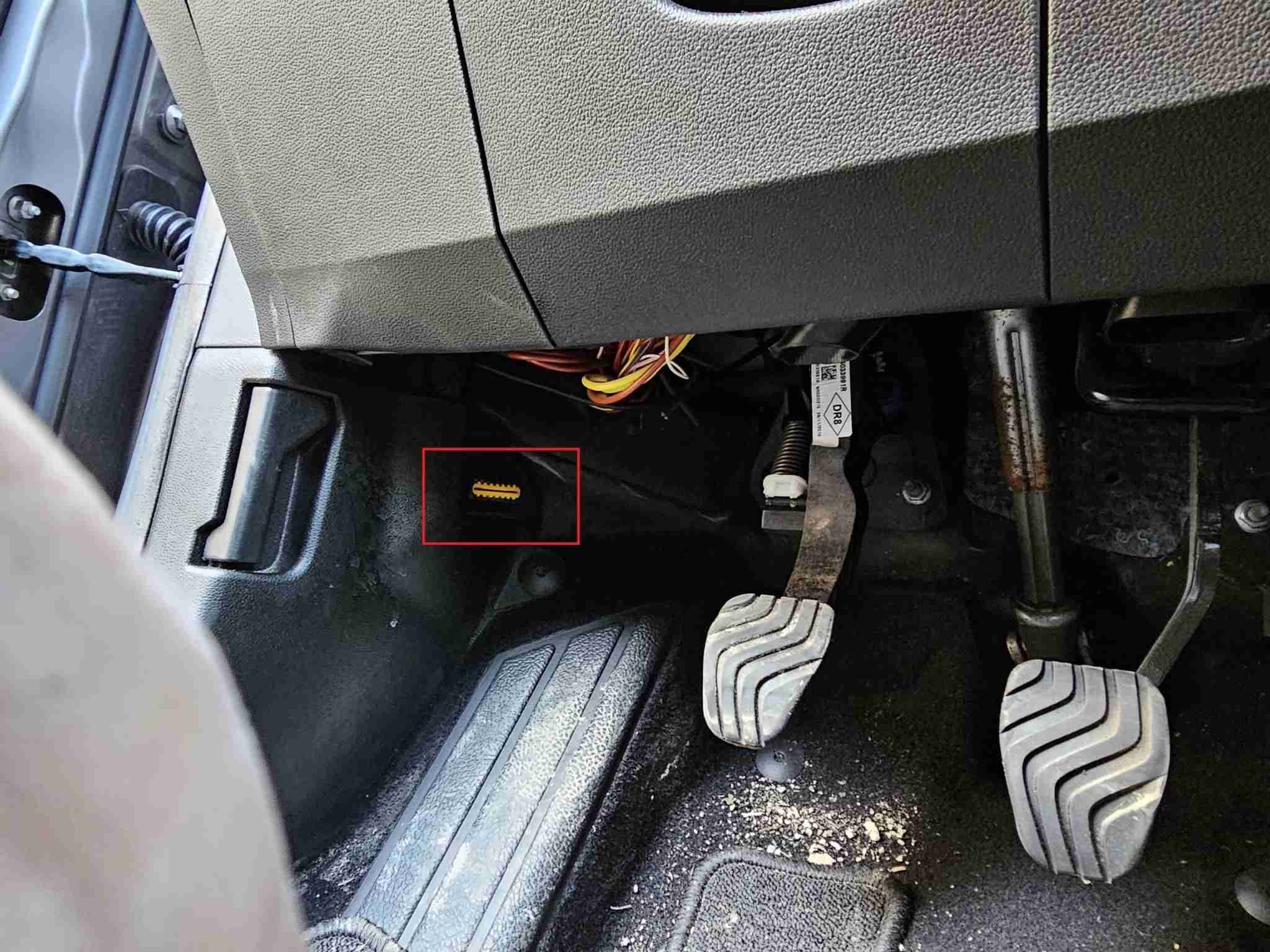 Emplacement de la prise diagnostic OBD2 jaune sur une Renault Captur II
