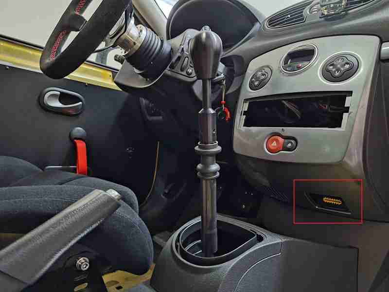 Zoom sur l emplacement de la prise OBD2 jaune de diagnostic dans une Renault Clio 3 RS