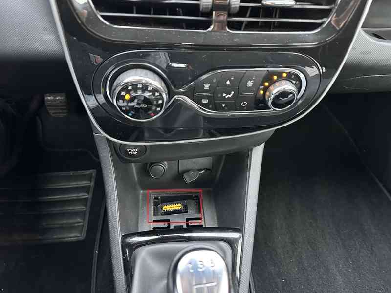 Emplacement de la prise de diagnostic OBD2 sous la console centrale d'une Renault Clio 4