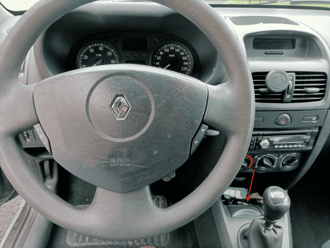 Localisation de la prise de diagnostic OBD2 sous la console d une Renault Clio 2