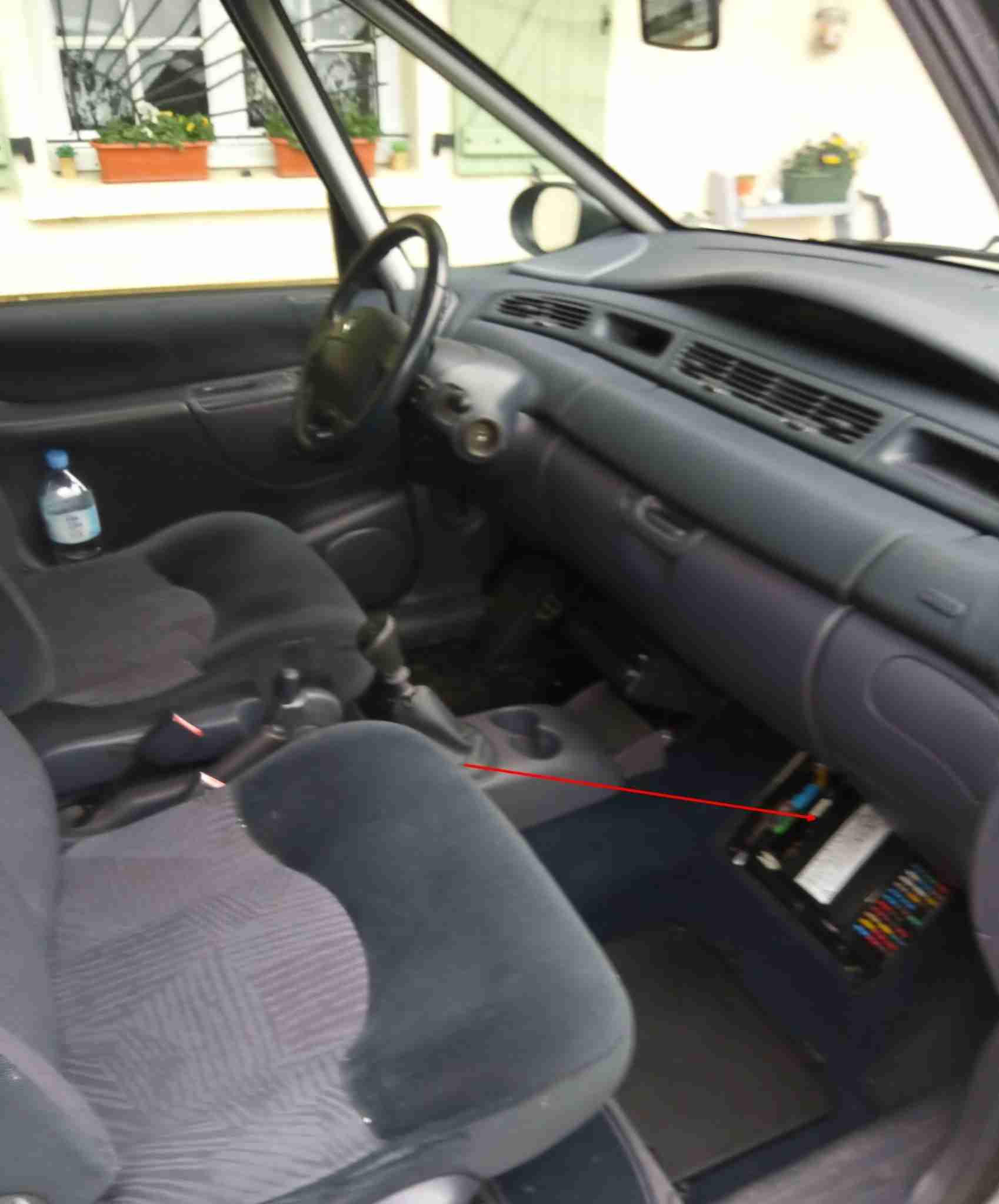 Localisation de la prise de diagnostic OBD2 dans l habitacle d une Renault Espace 3