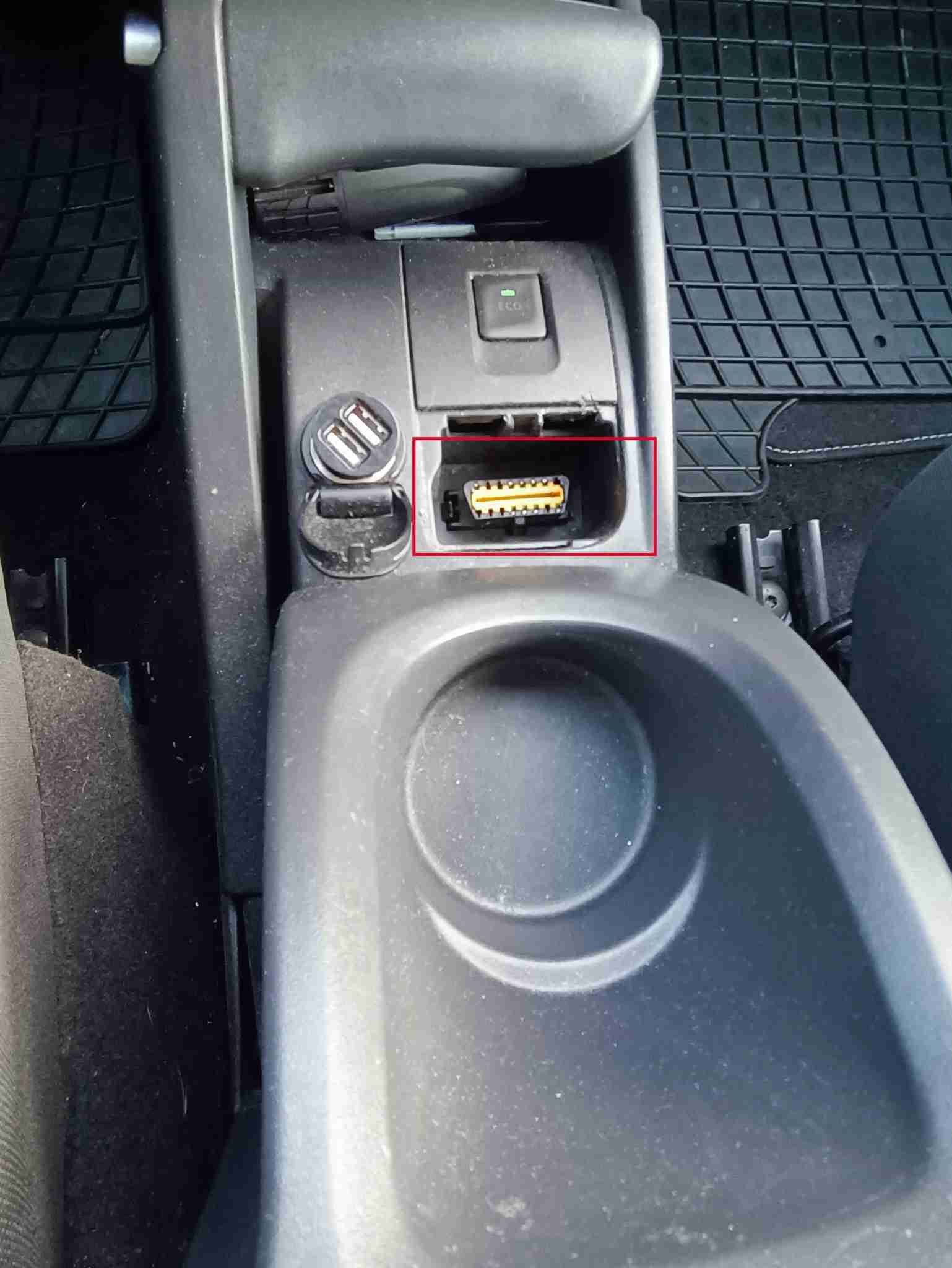 Emplacement de la prise de diagnostic OBD2 orange sur une Renault Kangoo 2