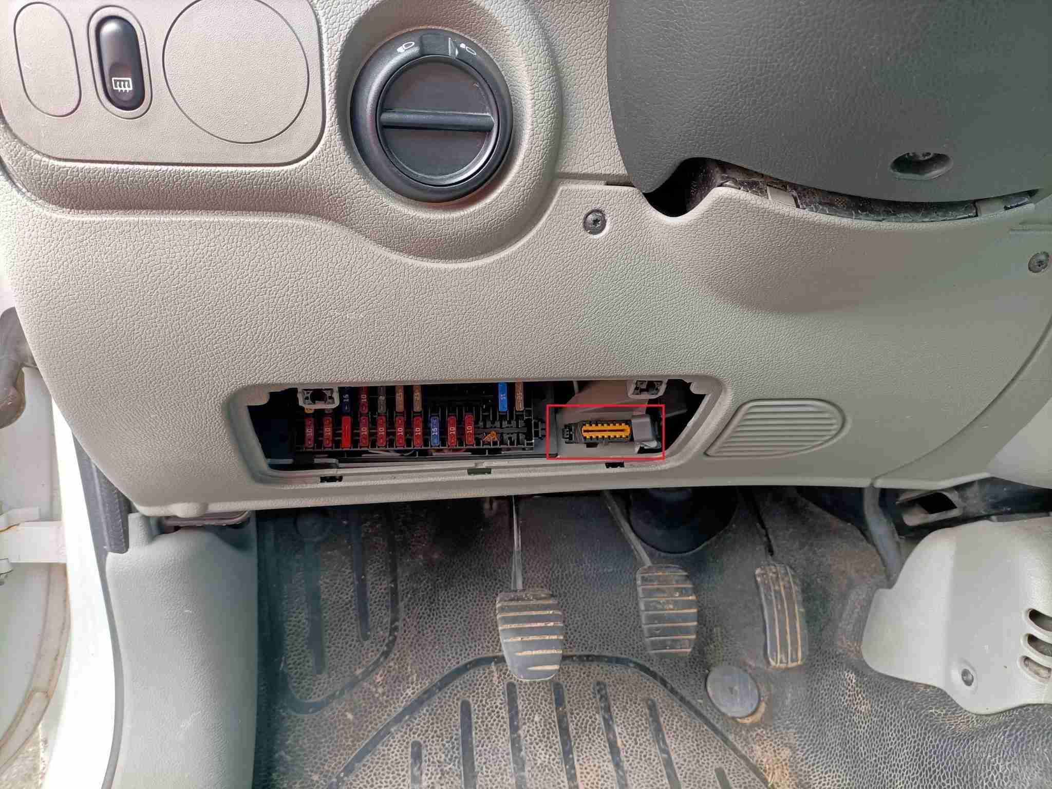 Localisation de la prise de diagnostic OBD2 orange sur un utilitaire Renault Kangoo