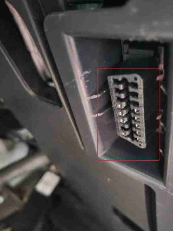 Emplacement de la prise OBD2 noire sur un Renault Koleos 2