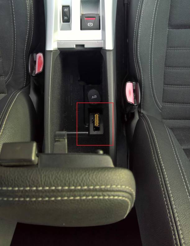 Emplacement de la prise OBD2 dans l'accoudoir central d'une Renault Laguna III Estate