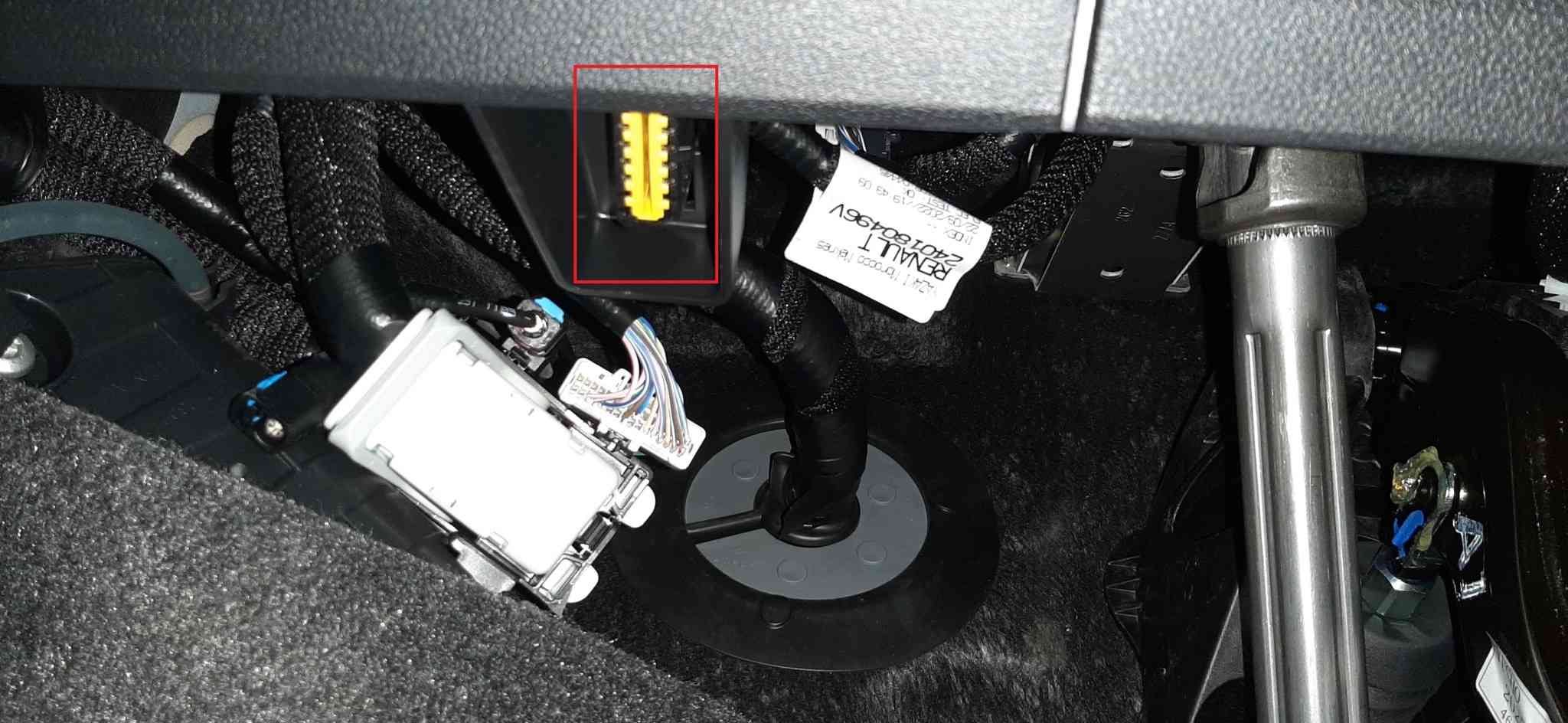 Localisation de la prise jaune OBD2 sous le tableau de bord d une Renault Megane E-Tech