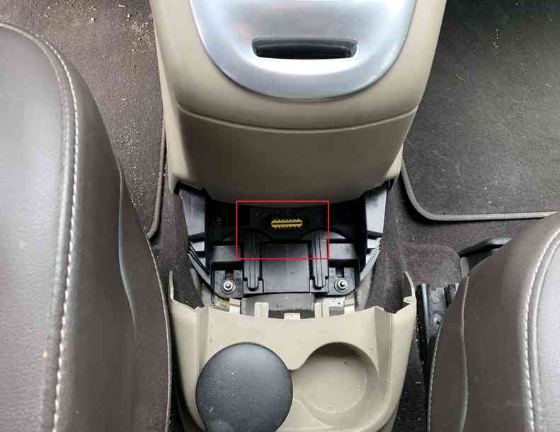 Localisation de la prise de diagnostic OBD2 sous la console centrale d'une Renault Scenic 3
