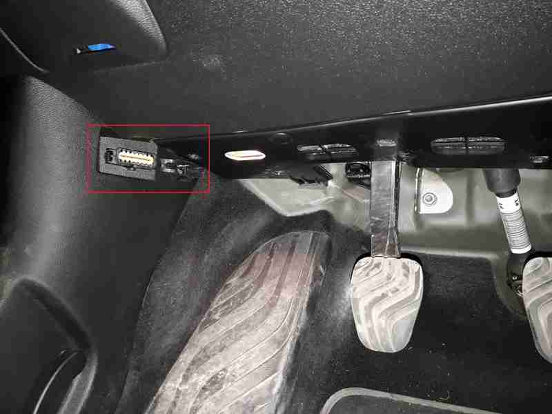 Emplacement de la prise OBD2 sous le volant d une Renault Talisman