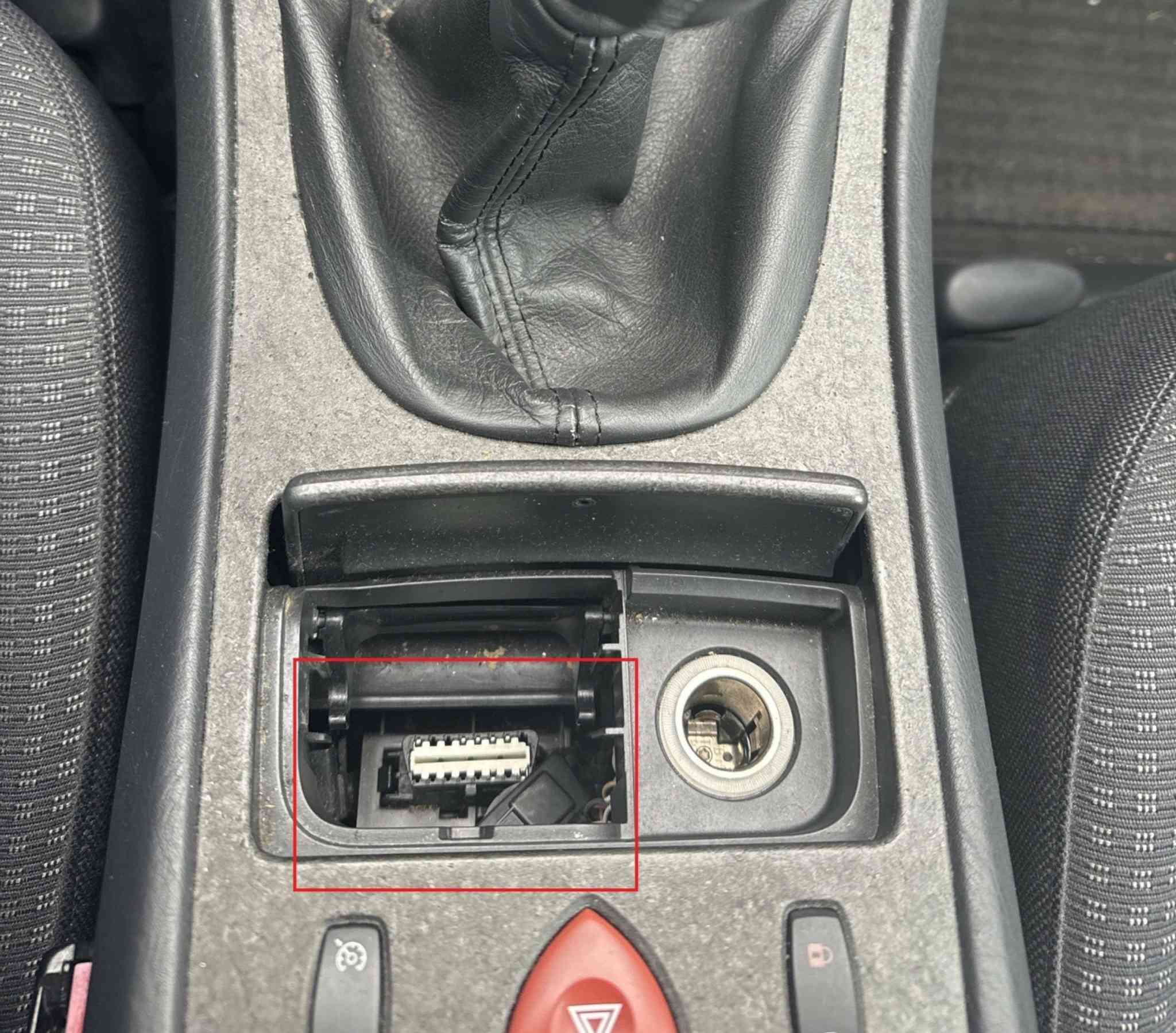 Emplacement de la prise OBD2 sous la console centrale d'une Renault Vel Satis