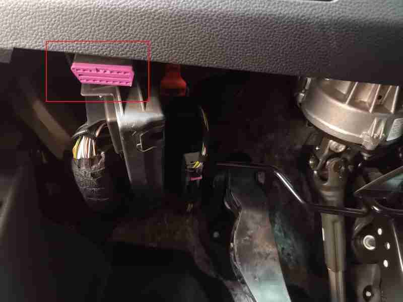 Emplacement de la prise de diagnostic OBD2 violette sous le volant d'une Seat Ibiza 5