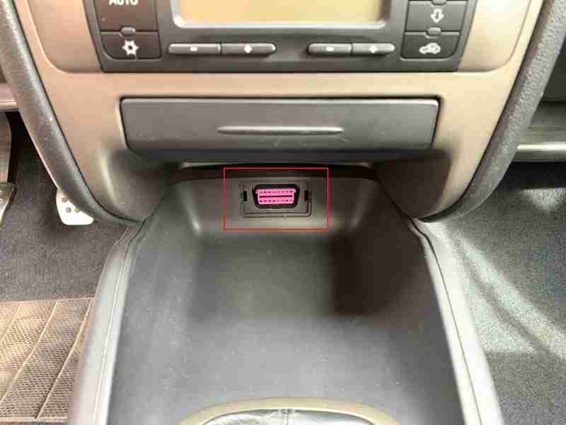 Emplacement de la prise de diagnostic OBD2 violette sur une Seat Leon 1M Cupra