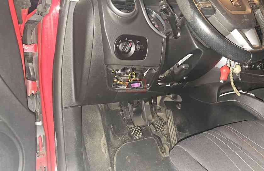 Localisation de la prise de diagnostic OBD2 violette sous le volant d une Seat Leon 2