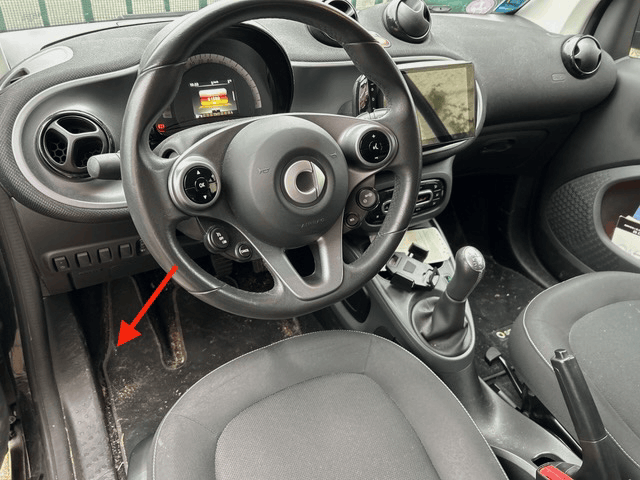 Fleche rouge indiquant l emplacement de la prise OBD2 sur Smart Fortwo
