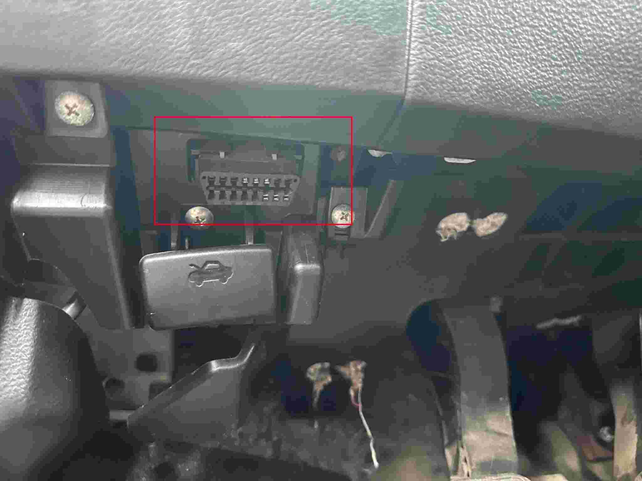 Prise de diagnostic OBD2 sous le tableau de bord d un Suzuki Vitara