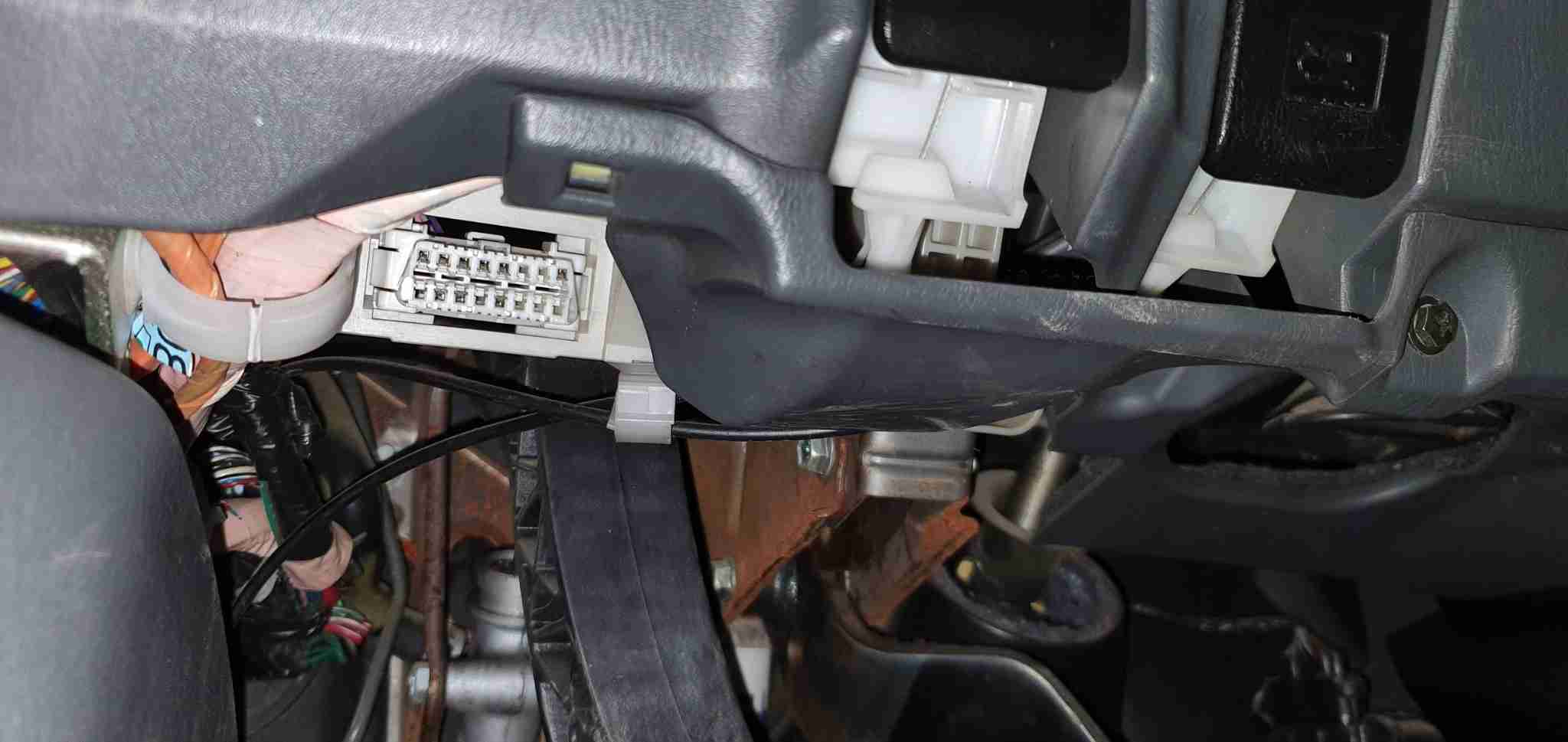 Localisation de la prise de diagnostic OBD2 sous le tableau de bord d un Toyota Land Cruiser
