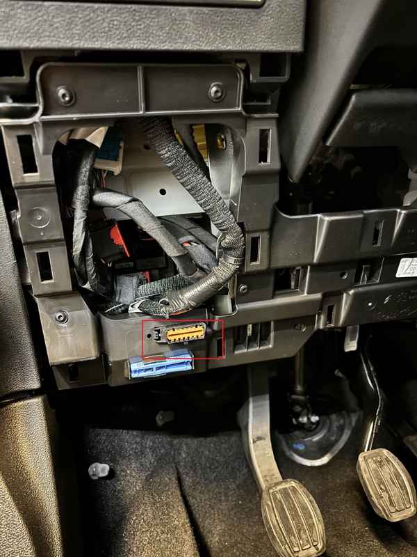 Localisation de la prise de diagnostic OBD2 sous le tableau de bord d'un Toyota Proace City