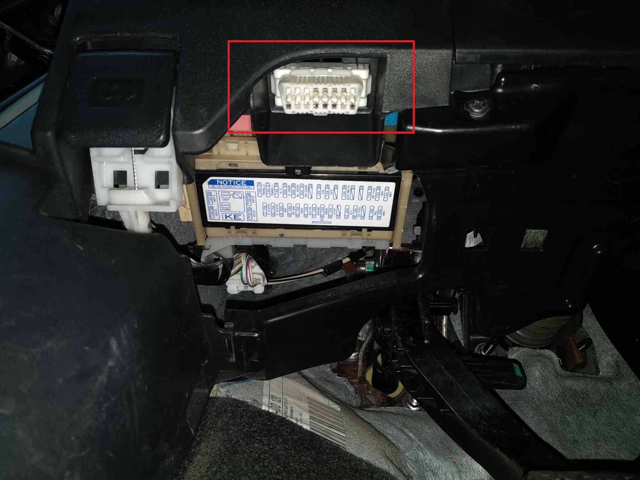 Emplacement de la prise de diagnostic OBD2 sur une Toyota Yaris II phase 2