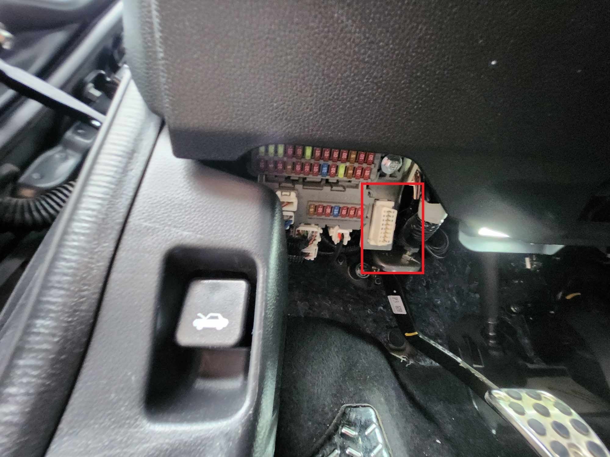 Localisation de la prise de diagnostic OBD d un vehicule pres des fusibles