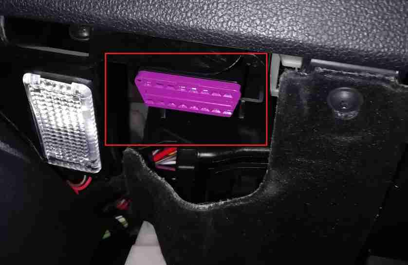 Localisation de la prise de diagnostic OBD2 violette sous le tableau de bord d une Volkswagen e-Golf