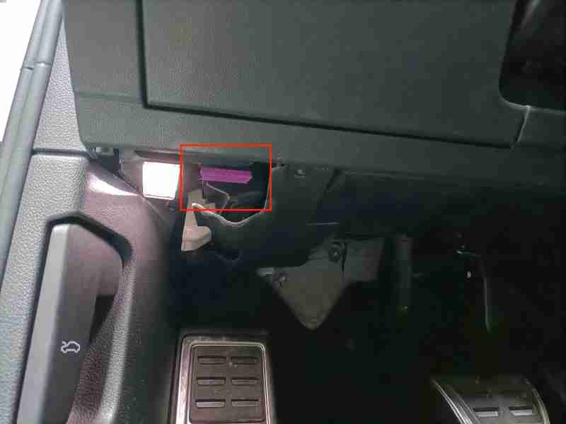 Emplacement de la prise de diagnostic OBD2 violette sous le volant d une Volkswagen Golf 7