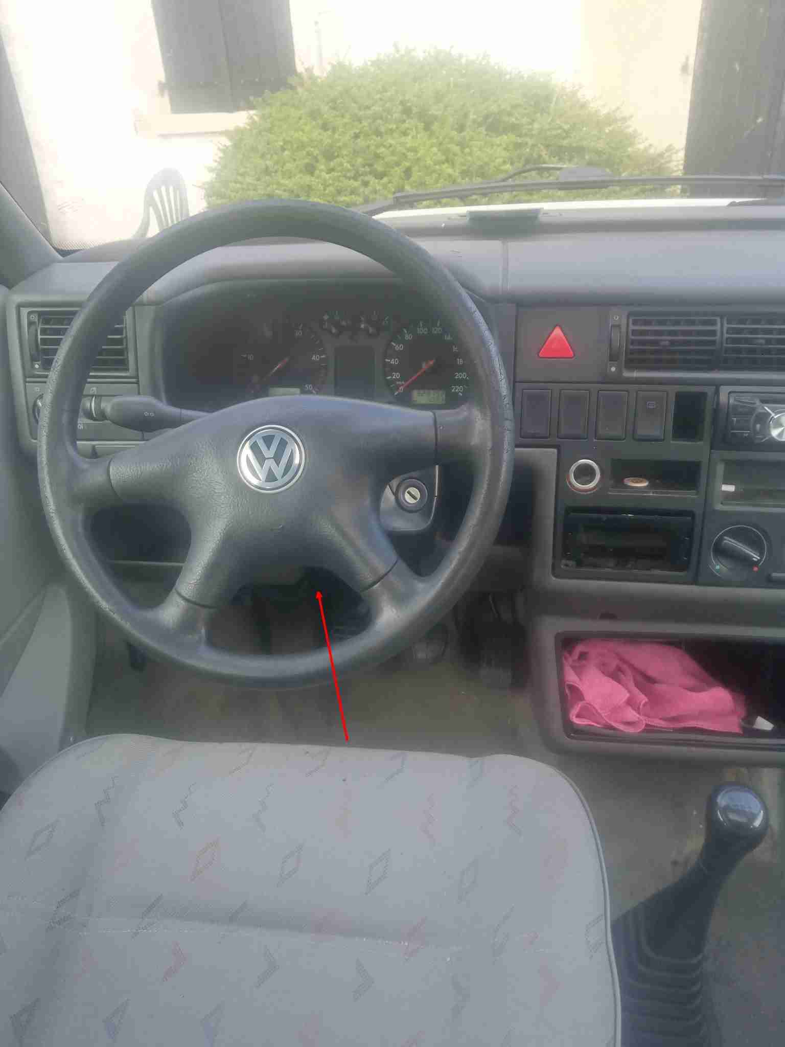 Emplacement de la prise de diagnostic OBD2 sous le volant d un Volkswagen Transporter T4