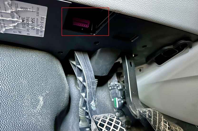 Emplacement de la prise OBD de couleur violette sous le volant d un Volkswagen Transporter T6