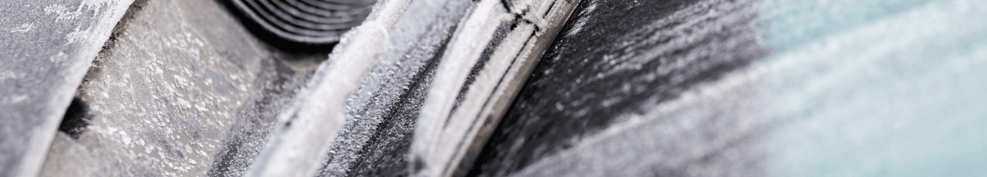 Balai d essuie glace de voiture recouvert de givre et de neige en hiver