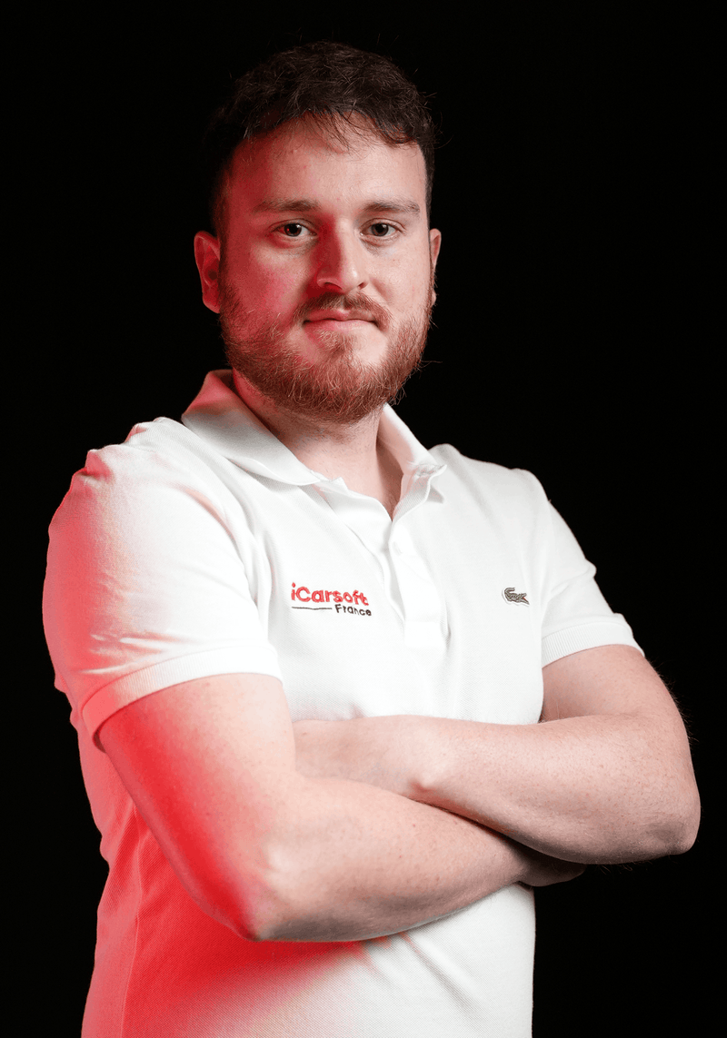 Portrait de Erwan membre de l'équipe iCarsoft France en polo blanc
