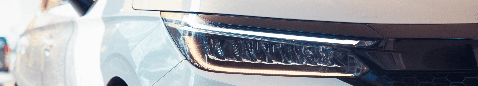 Gros plan sur l optique de phare et les feux de jour led d une voiture blanche moderne