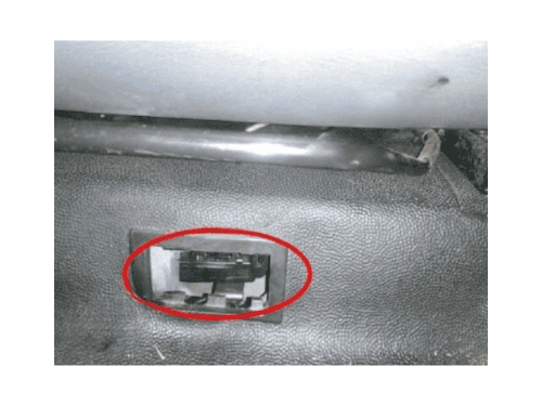 Localisation du connecteur de diagnostic OBD2 sur une Fiat Barchetta par iCarsoft France