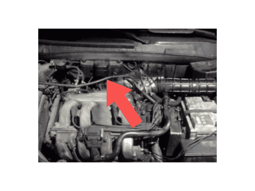 Compartiment moteur d'une Fiat Brava avec une fleche rouge pointant vers un capteur