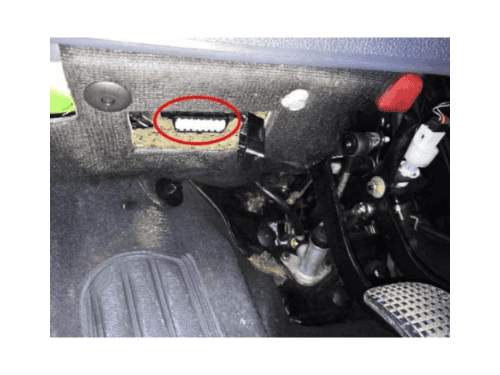 Emplacement de la prise de diagnostic OBD sous le tableau de bord d une Fiat Bravo