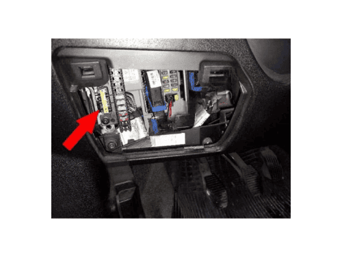 Emplacement de la boîte à fusibles et de la prise de diagnostic OBD d un Fiat Doblo