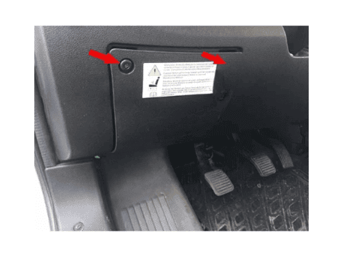 Emplacement des vis de la trappe sous le volant d un utilitaire Fiat Ducato 3