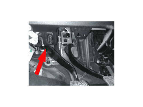 Emplacement de la prise OBD au niveau des pedales sur Fiat Freemont pour diagnostic