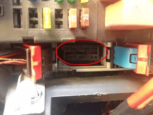 Emplacement de la prise de diagnostic OBD entourée en rouge sur une Fiat Palio