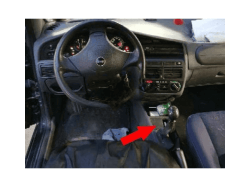 Vue intérieure du tableau de bord d une Fiat Palio phase 2 avec zoom sur le levier de vitesse