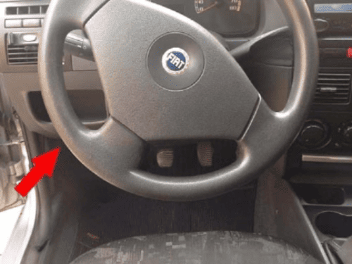 Emplacement de la prise OBD de diagnostic sur une Fiat Palio sous le tableau de bord