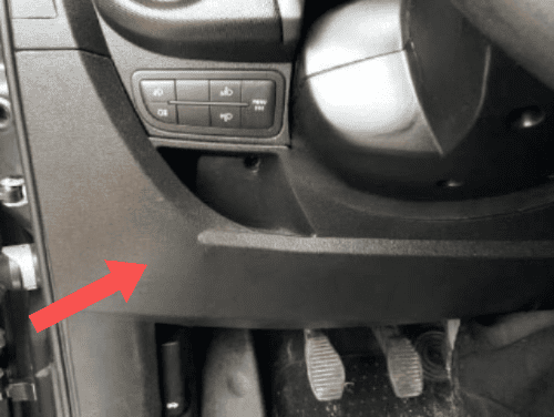 Emplacement de la prise de diagnostic OBD sous le volant d une Fiat Qubo