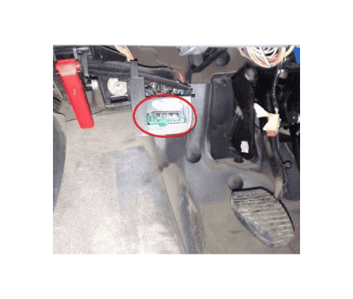 Emplacement de la prise de diagnostic OBD2 entouree en rouge sous le tableau de bord d une Fiat Scudo